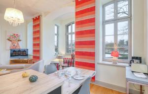 Μια τηλεόραση ή/και κέντρο ψυχαγωγίας στο One-Bedroom Apartment In Krakow Am See +11 φωτογραφίες
