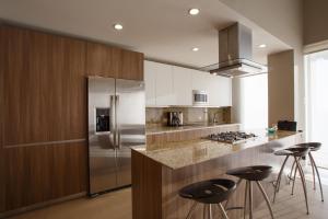 Imagen de la galería de 1 BR Stunning View 1200 SF Loft Penthouse with 2 Bathrooms, en Puerto Vallarta 18 fotos más