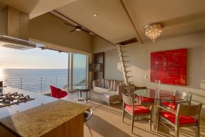 Imagen de la galería de 1 BR Stunning View 1200 SF Loft Penthouse with 2 Bathrooms, en Puerto Vallarta