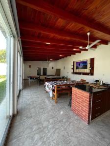 ein Wohnzimmer mit Tischtennisplatten in einem Raum in der Unterkunft Hermosa quinta para disfrutar del lugar in Laguna Brava