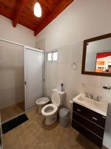 ein Badezimmer mit Toilette, Waschbecken und Dusche in der Unterkunft Hermosa quinta para disfrutar del lugar in Laguna Brava