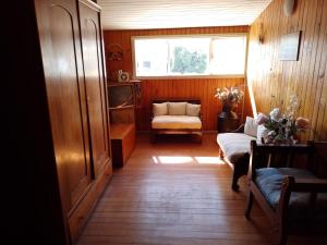 a living room with a couch and a window at La Posada del Colono in Puerto Clocker