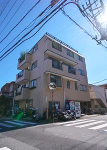 東京にあるZen Abode404 Japanese-style and modern Western-style roomsの通り沿いにある建物
