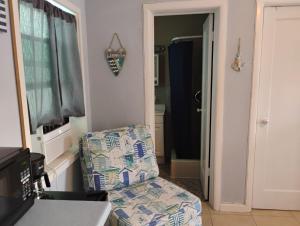 Wave condo في سانت بيتي بيتش: غرفة معيشة مع أريكة وكرسي