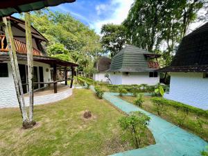 an image of a house with a yard at Los Continentes in Cocles