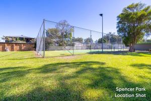 Tennis at/o squash facilities sa The Point 13, 5-7 Mitchell St - stunning water views, complex pool and WiFi o sa malapit