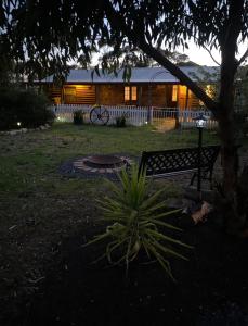 een bank onder een boom voor een huis bij Country Blues in Burra