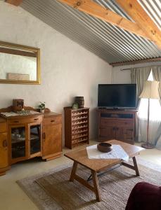een woonkamer met een tv en een salontafel bij Country Blues in Burra +28 foto's