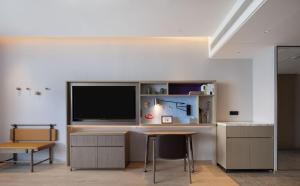 Televisyen dan/atau pusat hiburan di Home2 by Hilton Chongqing Wushan