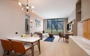 Ruang duduk di Home2 by Hilton Chongqing Wushan