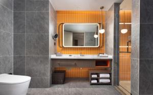 Bilik mandi di Home2 by Hilton Chongqing Wushan