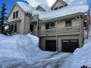 una casa con un montón de nieve delante de ella en 5 BR Large Home - Walk to Main St - 2 Master Suites, en Park City
