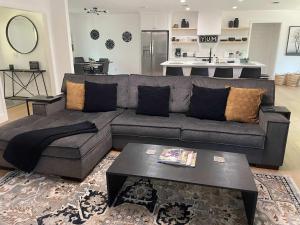 Χώρος καθιστικού στο Statesboro Luxe: Luxury In A Prime Location