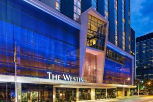 クリーブランドにあるThe Westin Cleveland Downtownの西を読む看板のある建物