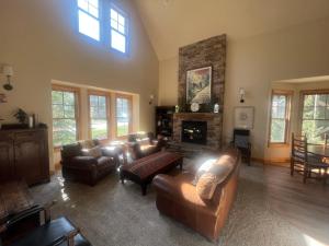Una sala de estar con muebles de cuero y chimenea. en 5 BR Large Home - Walk to Main St - 2 Master Suites, en Park City