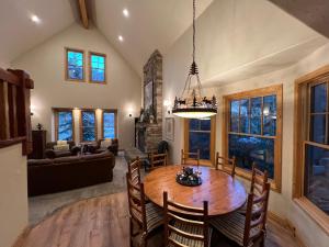 Un comedor y una sala de estar con mesa y sillas. en 5 BR Large Home - Walk to Main St - 2 Master Suites, en Park City