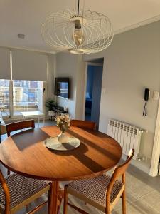 a dining room table and chairs in a room at DEPARTAMENTO NUEVO CENTRICO 1Dormitorio COCHERA GRATIS PISCINA in Santa Fe