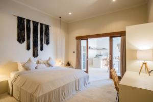Giường trong phòng chung tại Villa Azizam - Free Gym & Sauna - Luxury 3BR Villa +63 ảnh