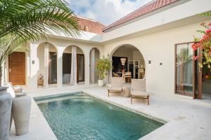 Hồ bơi trong/gần Villa Azizam - Free Gym & Sauna - Luxury 3BR Villa