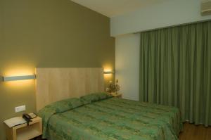 Postel nebo postele na pokoji v ubytování Kronos Hotel
