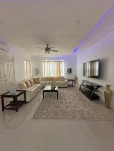 una sala de estar con un sofá y una mesa en Tranquil Haven Villa, en Kumasi