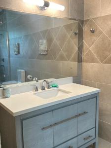 un baño con lavabo y espejo en Tranquil Haven Villa, en Kumasi