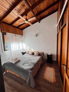 a bedroom with a large bed and a wooden ceiling at La Casa de los Abuelos in Gualeguaychú