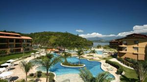 eine Luftaufnahme eines Resorts mit Swimmingpool in der Unterkunft Belíssimo Duplex no Resort Costabella em Angra dos Reis in Angra dos Reis