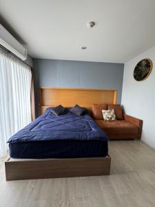 Un dormitorio con una cama azul y un sofá. en Студия, en Hua Hin 21 fotos más