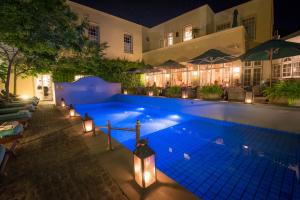 una piscina por la noche con luces en Hout Bay Manor en Hout Bay