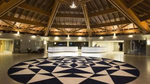 eine große Lobby mit schwarz-weißem Boden in der Unterkunft Belíssimo Duplex no Resort Costabella em Angra dos Reis in Angra dos Reis