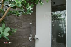 Koupelna v ubytování Blooming resort buriram บลูมมิ่ง รีสอร์ท บุรีรัมย์ + 35 fotografií