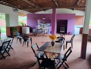 a room with a table and chairs and purple walls at Casa na Praia Caueira Sergipe in Praia Da Caueira