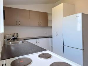 Η κουζίνα ή μικρή κουζίνα στο St Clair Stay Walk To The Surf - 2 Bedrooms