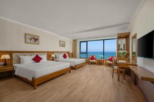 Rúm í herbergi á Serene Beach Hotel Danang