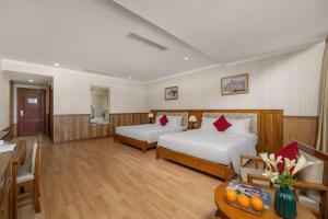 Rúm í herbergi á Serene Beach Hotel Danang