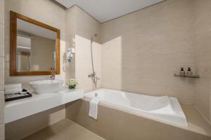 Baðherbergi á Serene Beach Hotel Danang