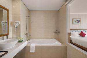 Baðherbergi á Serene Beach Hotel Danang