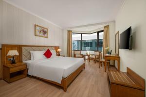 Postel nebo postele na pokoji v ubytování Serene Beach Hotel Danang