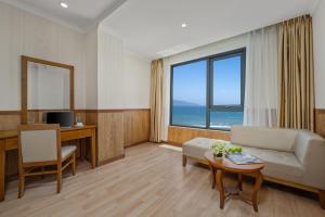 TV a/nebo společenská místnost v ubytování Serene Beach Hotel Danang + 37 fotografií