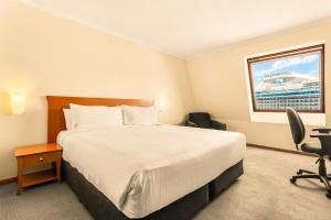 Sydney Harbour Hotelにあるベッド