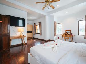 En eller flere senge i et værelse på Pool Villa Tambon Patong