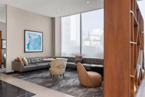 Posezení v ubytování Residence Inn by Marriott The Bronx at Metro Center Atrium