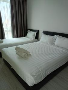 Postel nebo postele na pokoji v ubytování Sutera Avenue - Jom Summer Suite