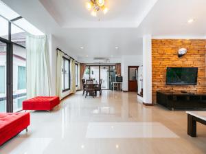 Et tv og/eller underholdning på Pool Villa Tambon Patong