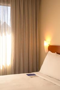 Sydney Harbour Hotelにあるベッド