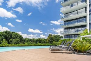 Bazén v ubytování Spacious 1-Bed with View in Central Location nebo v jeho okolí + 5 fotografií