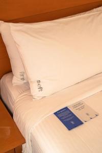 Sydney Harbour Hotelにあるベッド