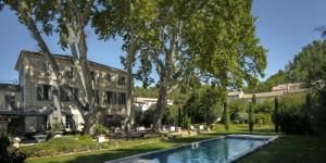 a house with a swimming pool in the yard at La Bastide de Boulbon in Boulbon