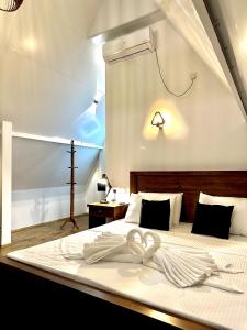 Letto o letti in una camera di Rustic Cottages Udawalawe